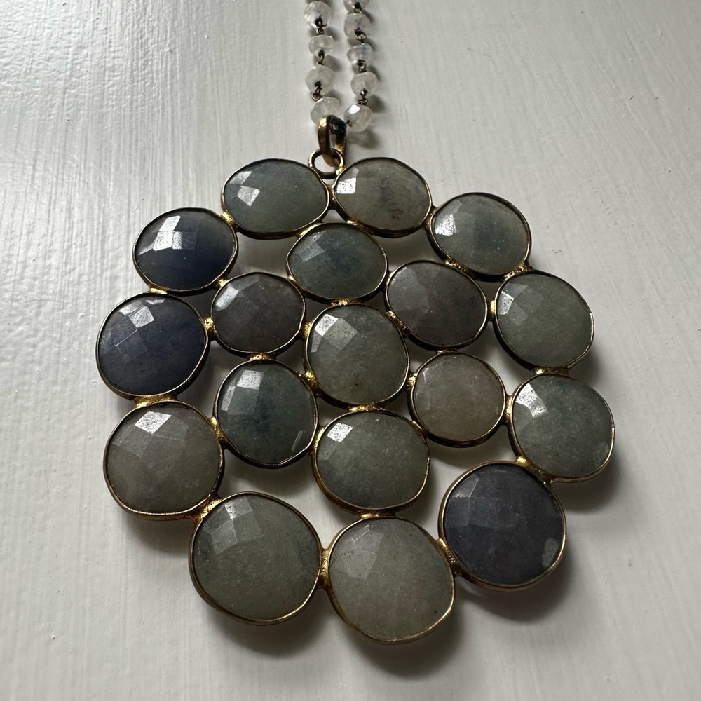 Elegant Gold and Gray Pendant Necklace